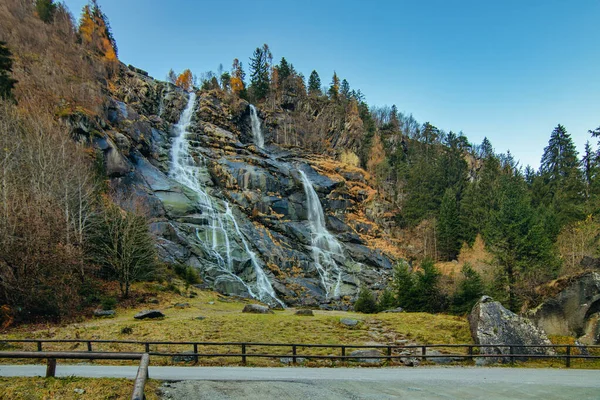 Bela Cachoeira Vallesinella Madonna Campiglio Outono Parque Nacional Adamello Brenta — Fotografia de Stock