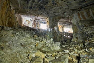 Güzel kireçtaşı mağarası, Massone 'daki Eski Oolitik taş ocakları, 