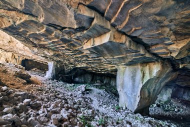 Güzel kireçtaşı mağarası, Massone 'daki Eski Oolitik taş ocakları, 