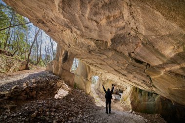 Güzel kireçtaşı mağarası, Massone 'daki Eski Oolitik taş ocakları, 