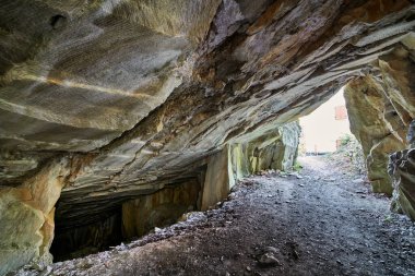 Güzel kireçtaşı mağarası, Massone 'daki Eski Oolitik taş ocakları, 