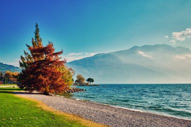 Dağlarla çevrili güzel Garda Gölü manzarası Riva del Garda 'daki Garda Gölü' nde gün batımı manzarası güzel günbatımı renkleriyle, İtalya