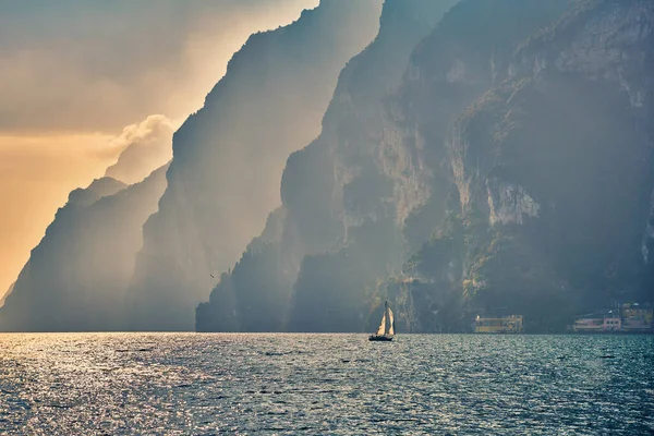 Blick Auf Den Wunderschönen Gardasee Umgeben Von Bergen Malerischer Blick — Stockfoto