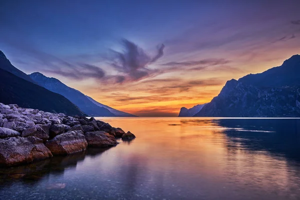 Vista Del Hermoso Lago Garda Rodeado Montañas Vista Panorámica Del — Foto de Stock