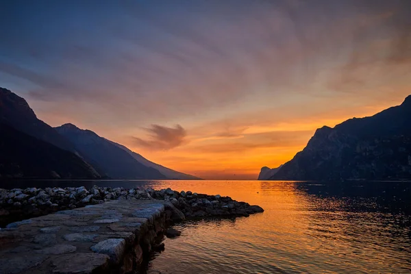 Pemandangan Indah Danau Garda Dikelilingi Oleh Pegunungan Pemandangan Scenic Matahari Stok Foto Bebas Royalti