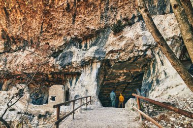 Güzel kireçtaşı mağarası, Massone 'daki Eski Oolitik taş ocakları, 