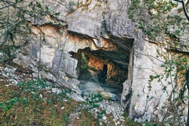 Güzel kireçtaşı mağarası, Massone 'daki Eski Oolitik taş ocakları, 