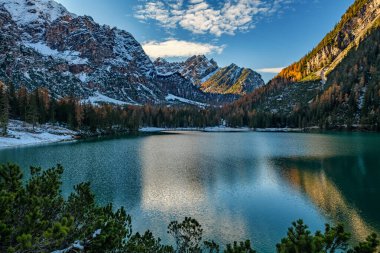 Güzel Braies Gölü sonbaharın sonlarında biraz kar ile, Dolomite göllerinin incisi bir UNESCO mirasıdır ve Braies Alto Adige, İtalya 'da yer almaktadır.