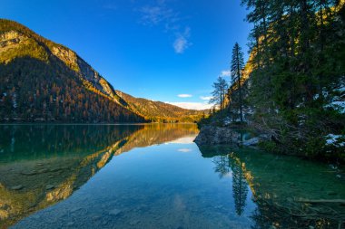 Güzel Braies Gölü sonbaharın sonlarında biraz kar ile, Dolomite göllerinin incisi bir UNESCO mirasıdır ve Braies Alto Adige, İtalya 'da yer almaktadır.