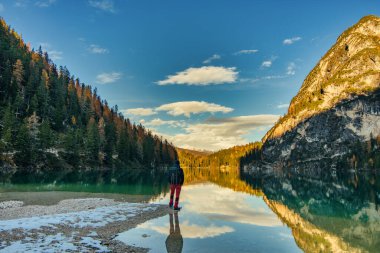 Güzel Braies Gölü sonbaharın sonlarında biraz kar ile, Dolomite göllerinin incisi bir UNESCO mirasıdır ve Braies Alto Adige, İtalya 'da yer almaktadır.