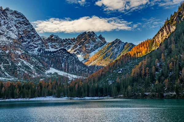 Όμορφη Λίμνη Braies Στα Τέλη Του Φθινοπώρου Λίγο Χιόνι Μαργαριτάρι — Φωτογραφία Αρχείου