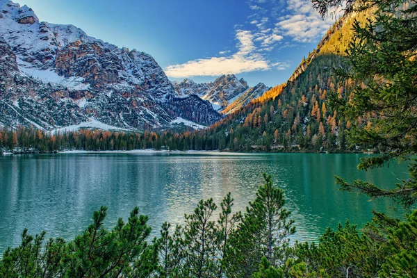 Όμορφη Λίμνη Braies Στα Τέλη Του Φθινοπώρου Λίγο Χιόνι Μαργαριτάρι — Φωτογραφία Αρχείου