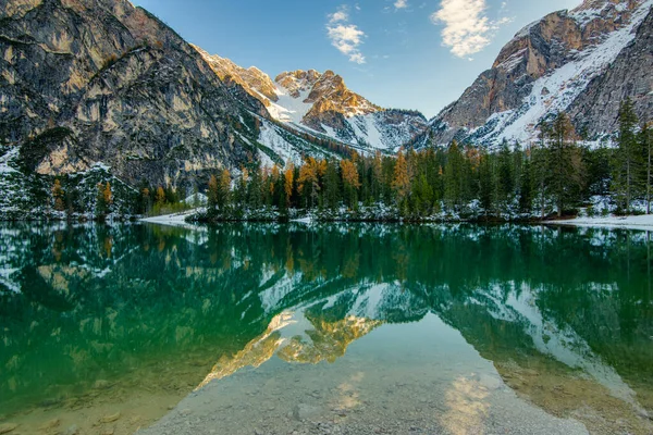 Magnifique Lac Braies Fin Automne Avec Peu Neige Pearl Dolomite — Photo