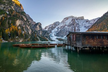 Güzel Braies Gölü sonbaharın sonlarında biraz kar ile, Dolomite göllerinin incisi bir UNESCO mirasıdır ve Braies Alto Adige, İtalya 'da yer almaktadır.