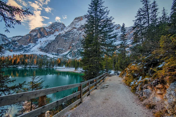 Hermoso Lago Braies Finales Otoño Con Poco Nieve Pearl Dolomite — Foto de Stock