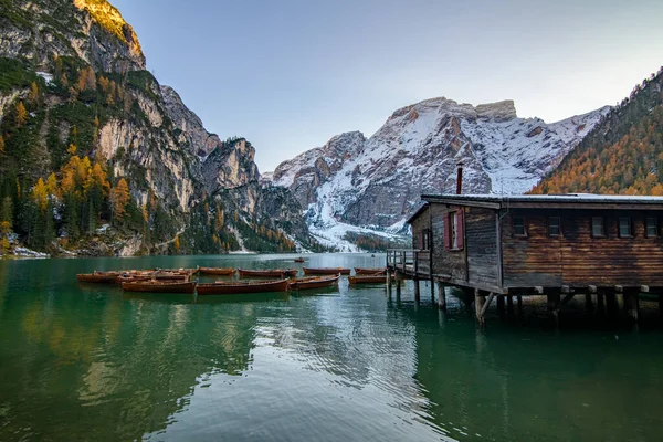 Der Wunderschöne Pragser See Spätherbst Mit Etwas Schnee Die Perle — Stockfoto