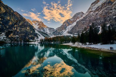 Güzel Braies Gölü sonbaharın sonlarında biraz kar ile, Dolomite göllerinin incisi bir UNESCO mirasıdır ve Braies Alto Adige, İtalya 'da yer almaktadır.