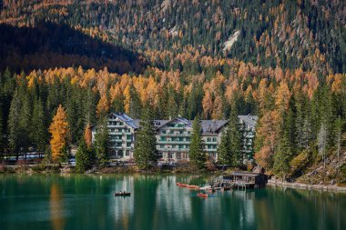 Güzel Braies Gölü sonbaharın sonlarında biraz kar ile, Dolomite göllerinin incisi bir UNESCO mirasıdır ve Braies Alto Adige, İtalya 'da yer almaktadır.