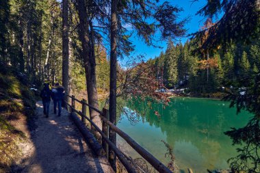 Güzel Braies Gölü sonbaharın sonlarında biraz kar ile, Dolomite göllerinin incisi bir UNESCO mirasıdır ve Braies Alto Adige, İtalya 'da yer almaktadır.