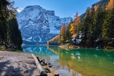 Güzel Braies Gölü sonbaharın sonlarında biraz kar ile, Dolomite göllerinin incisi bir UNESCO mirasıdır ve Braies Alto Adige, İtalya 'da yer almaktadır.
