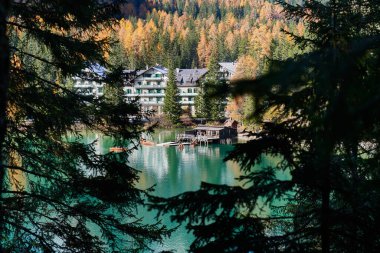 Güzel Braies Gölü sonbaharın sonlarında biraz kar ile, Dolomite göllerinin incisi bir UNESCO mirasıdır ve Braies Alto Adige, İtalya 'da yer almaktadır.