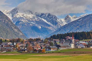 Güzel Braies Gölü sonbaharın sonlarında biraz kar ile, Dolomite göllerinin incisi bir UNESCO mirasıdır ve Braies Alto Adige, İtalya 'da yer almaktadır.
