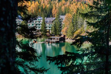 Güzel Braies Gölü sonbaharın sonlarında biraz kar ile, Dolomite göllerinin incisi bir UNESCO mirasıdır ve Braies Alto Adige, İtalya 'da yer almaktadır.
