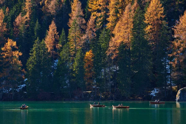 美丽的布雷斯湖是联合国教科文组织的遗产 坐落在意大利的布雷斯上阿迪奇 — 图库照片