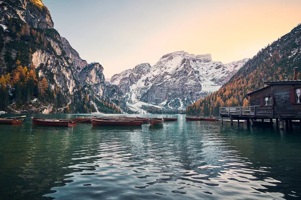 Der Wunderschöne Pragser See Spätherbst Mit Etwas Schnee Die Perle — Stockfoto