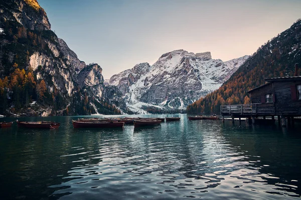 Hermoso Lago Braies Finales Otoño Con Poco Nieve Pearl Dolomite —  Fotos de Stock