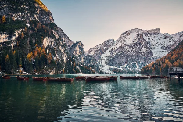 Hermoso Lago Braies Finales Otoño Con Poco Nieve Pearl Dolomite —  Fotos de Stock