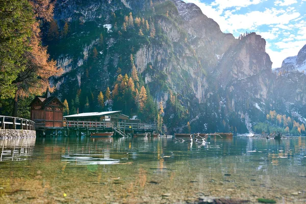 Όμορφη Λίμνη Braies Στα Τέλη Του Φθινοπώρου Λίγο Χιόνι Μαργαριτάρι — Φωτογραφία Αρχείου