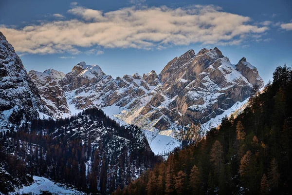 Όμορφη Λίμνη Braies Στα Τέλη Του Φθινοπώρου Λίγο Χιόνι Μαργαριτάρι — Φωτογραφία Αρχείου