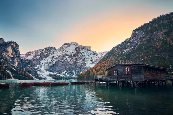 Der Wunderschöne Pragser See Spätherbst Mit Etwas Schnee Die Perle — Stockfoto