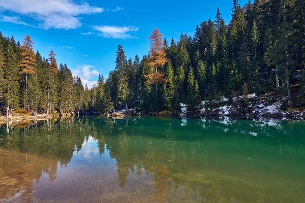 Gyönyörű Braies Késő Ősszel Egy Kis Pearl Dolomite Tavak Egy — Stock Fotó