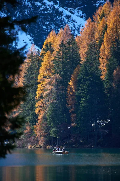 Όμορφη Λίμνη Braies Στα Τέλη Του Φθινοπώρου Λίγο Χιόνι Μαργαριτάρι — Φωτογραφία Αρχείου