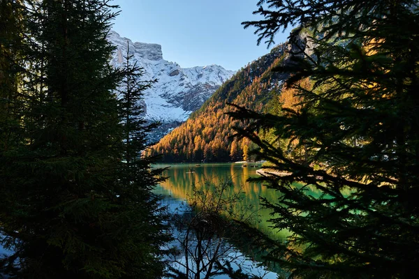 美丽的布雷斯湖是联合国教科文组织的遗产 坐落在意大利的布雷斯上阿迪奇 — 图库照片