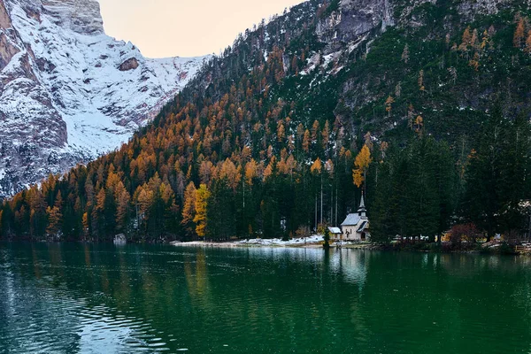 Magnifique Lac Braies Fin Automne Avec Peu Neige Pearl Dolomite — Photo