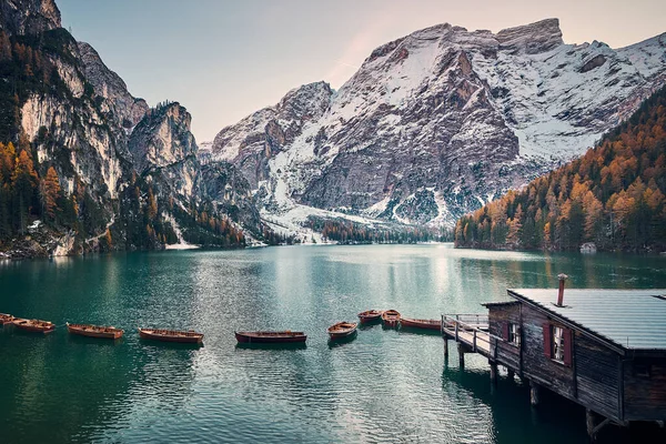 Der Wunderschöne Pragser See Spätherbst Mit Etwas Schnee Die Perle — Stockfoto