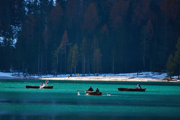 Den Smukke Braies Slutningen Efteråret Med Lidt Sne Pearl Dolomite - Stock-foto