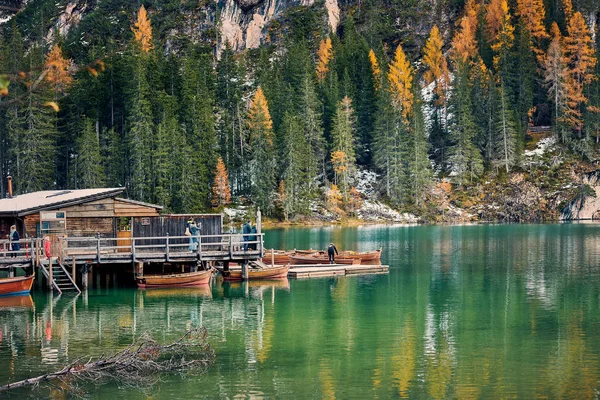 Magnifique Lac Braies Fin Automne Avec Peu Neige Pearl Dolomite — Photo