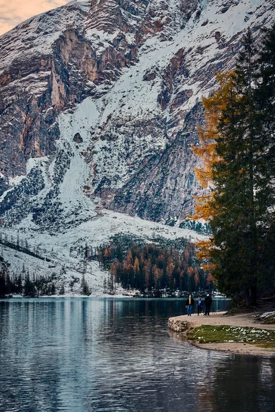 Όμορφη Λίμνη Braies Στα Τέλη Του Φθινοπώρου Λίγο Χιόνι Μαργαριτάρι — Φωτογραφία Αρχείου