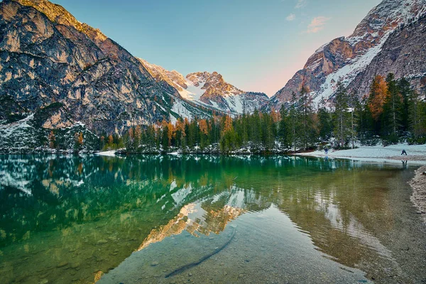 Όμορφη Λίμνη Braies Στα Τέλη Του Φθινοπώρου Λίγο Χιόνι Μαργαριτάρι — Φωτογραφία Αρχείου