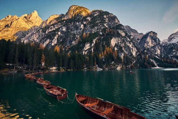 Danau Braies Yang Indah Pada Akhir Musim Gugur Dengan Sedikit Stok Foto Bebas Royalti