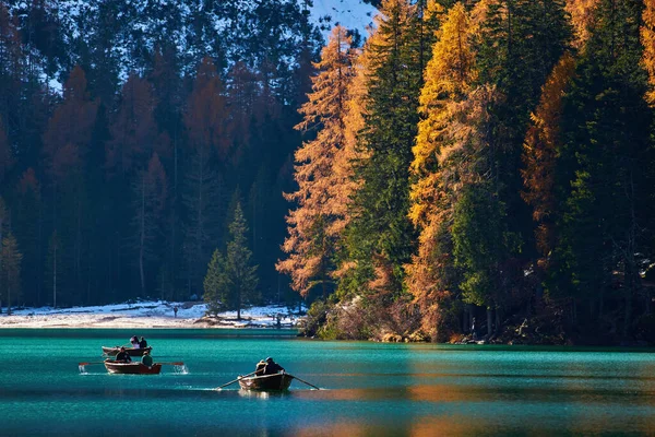 Danau Braies Yang Indah Pada Akhir Musim Gugur Dengan Sedikit Stok Lukisan  