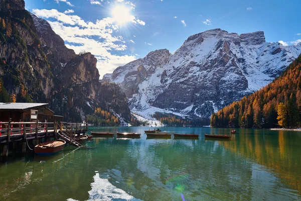 Het Prachtige Braies Meer Late Herfst Met Een Beetje Sneeuw Stockfoto