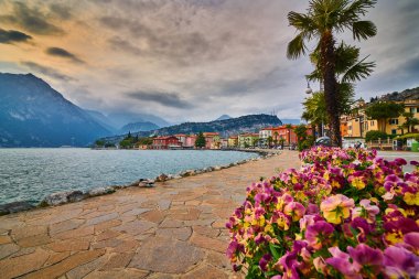 İlkbaharda güzel Garda Gölü manzarası, Torbole şehri Trentino alto Adige bölgesinde dağlarla çevrili, İtalya