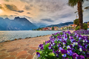 İlkbaharda güzel Garda Gölü manzarası, Torbole şehri Trentino alto Adige bölgesinde dağlarla çevrili, İtalya