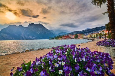 İlkbaharda güzel Garda Gölü manzarası, Torbole şehri Trentino alto Adige bölgesinde dağlarla çevrili, İtalya