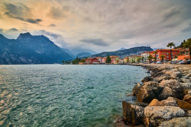İlkbaharda güzel Garda Gölü manzarası, Torbole şehri Trentino alto Adige bölgesinde dağlarla çevrili, İtalya